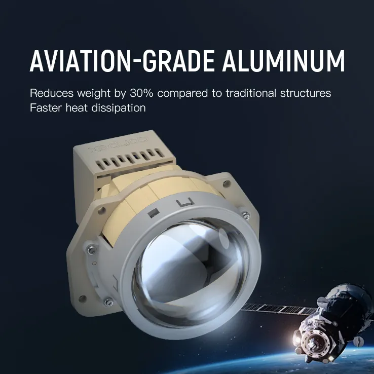 Die Q8 Projektorlinse im Weltraum schwebend, um ihr Gehäuse aus Luftfahrt-Aluminium zu symbolisieren, das für maximale Haltbarkeit, 30 % weniger Gewicht und eine um 50 % verbesserte Kühlleistung sorgt.
